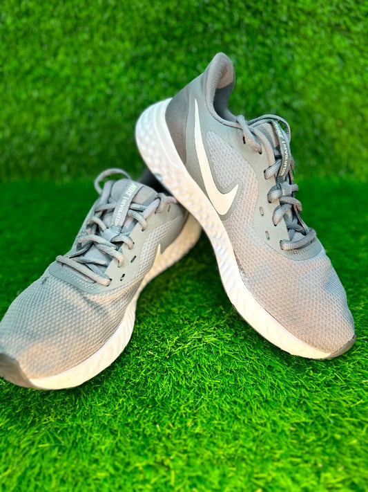 Nike Revolution 5