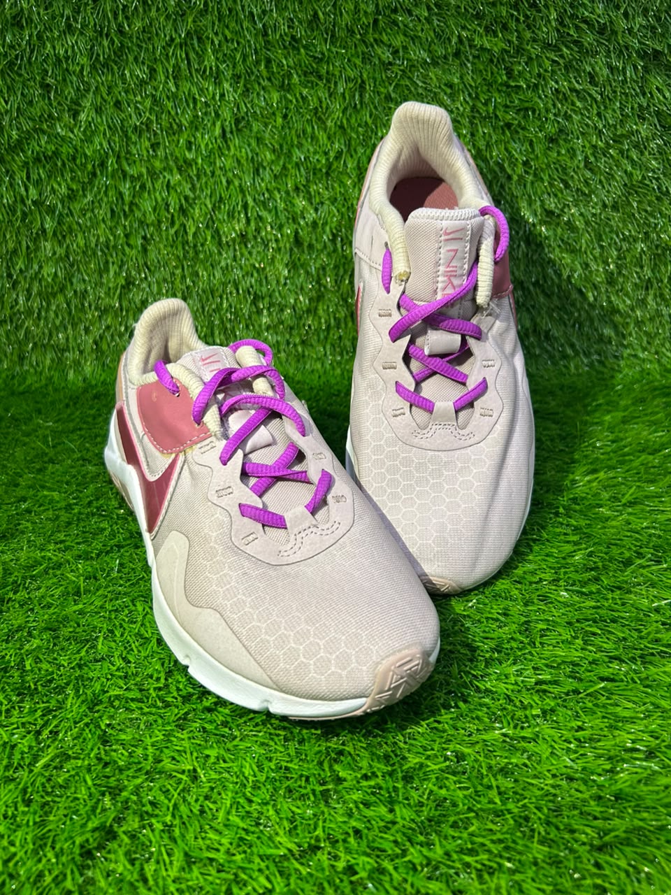 NIKE Legend Esssential 2 Womens