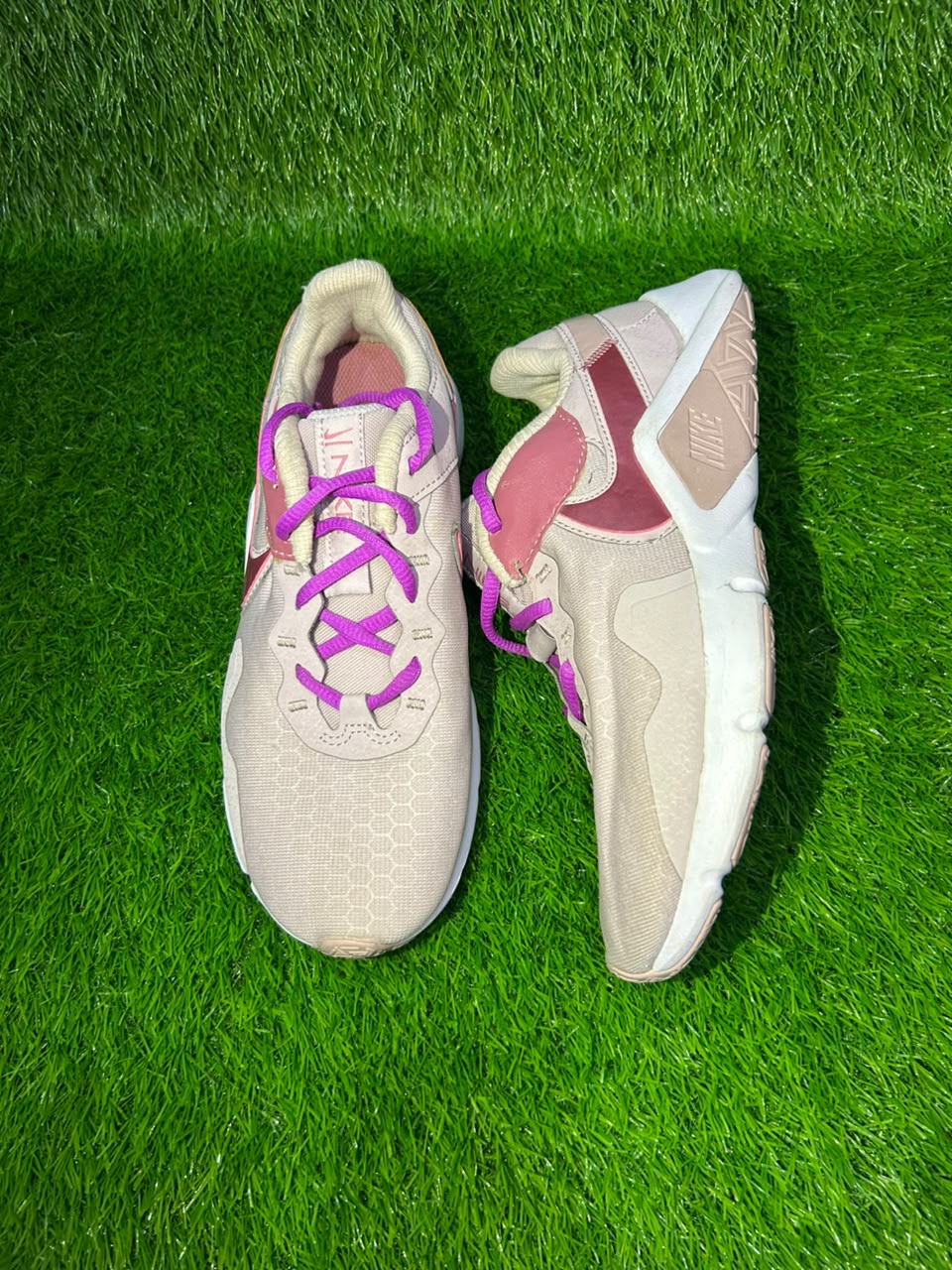 NIKE Legend Esssential 2 Womens